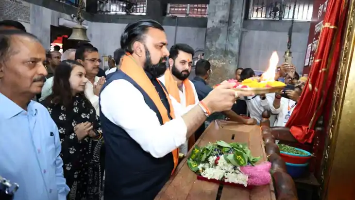 Bihar News : मुख्यमंत्री सम्राट चौधरी ने महावीर मंदिर में की