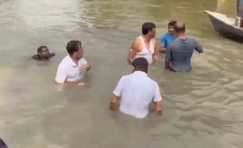 Bihar Election 2025 - मुकेश सहनी के साथ मछली पकड़ने तालाब में उतरे राहुल गांधी, जमकर लिया तैराकी का आनंद, वीडियो वायरल