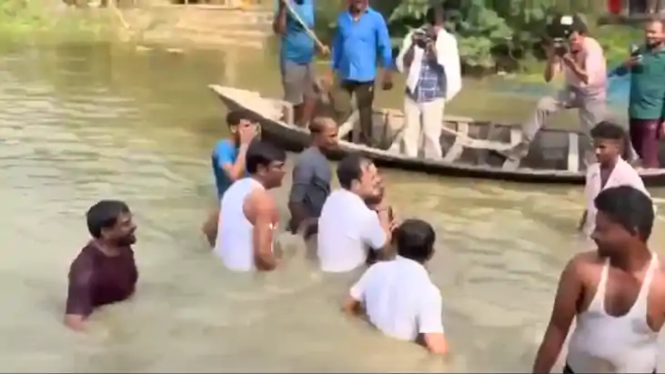 Bihar Election 2025 : बेगूसराय में राहुल गांधी का अनोखा अंदा Bihar Election 2025 : बेगूसराय में राहुल गांधी का अनोखा अंदा