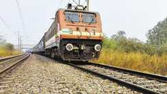 मुंडन कार्यक्रम में महिला के साथ डीजे पर डांस करने से रोका, नाराज युवक ने ट्रेन के आगे कूदकर दी जान