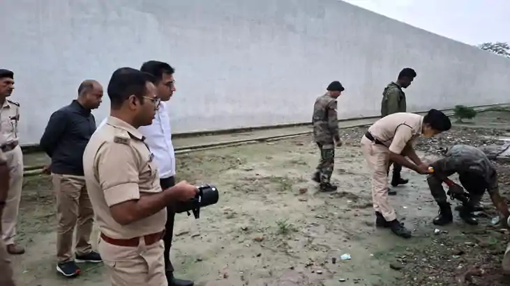 Bihar News : मोतिहारी डीएम और एसपी ने 4 घंटे तक जेल में की स Bihar News : मोतिहारी डीएम और एसपी ने 4 घंटे तक जेल में की स