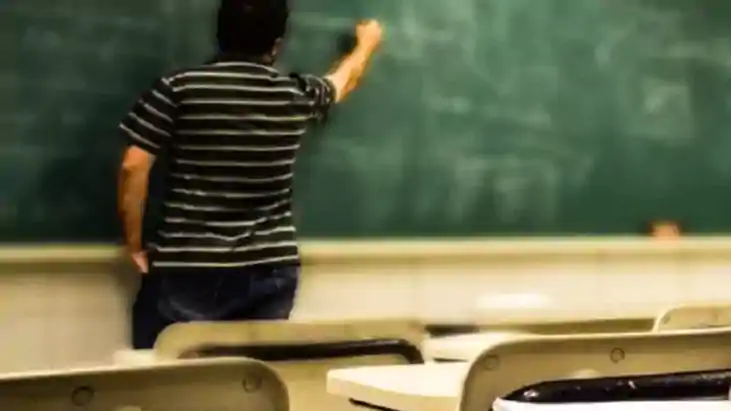 Bihar Teacher News : बिहार के इस हाईस्कूल में रिटायर होने के