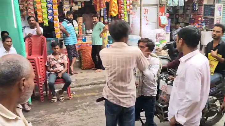 Bihar News : नवरात्र के मेले में बच्ची के गले की लॉकेट काटते