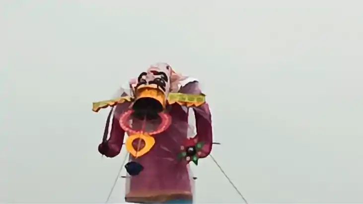 Dussehra 2025 : पटना में जलकर नहीं गलकर मर गया रावण, बारिश न Dussehra 2025 : पटना में जलकर नहीं गलकर मर गया रावण, बारिश न