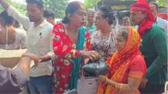 पश्चिम चंपारण में बाढ़ पीड़ितों के लिए मसीहा बना किन्नर समाज: नौतन में बांटी राहत सामग्री, जिउतिया पर्व कर रहीं महिलाओं को दीं साड़ियां