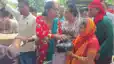 पश्चिम चंपारण में बाढ़ पीड़ितों के लिए मसीहा बना किन्नर समाज: नौतन में बांटी राहत सामग्री, जिउतिया पर्व कर रहीं महिलाओं को दीं साड़ियां