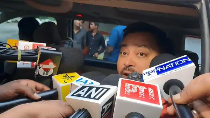बिहार में बाढ़ और घोटालों के आरोपों पर भड़के तेजस्वी यादव, प