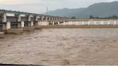 Bihar News : गंडक बैराज से 1.83 लाख क्यूसेक पानी किया गया डिस्चार्ज, कई इलाकों में बाढ़ का मंडराया खतरा, सहमे लोग 