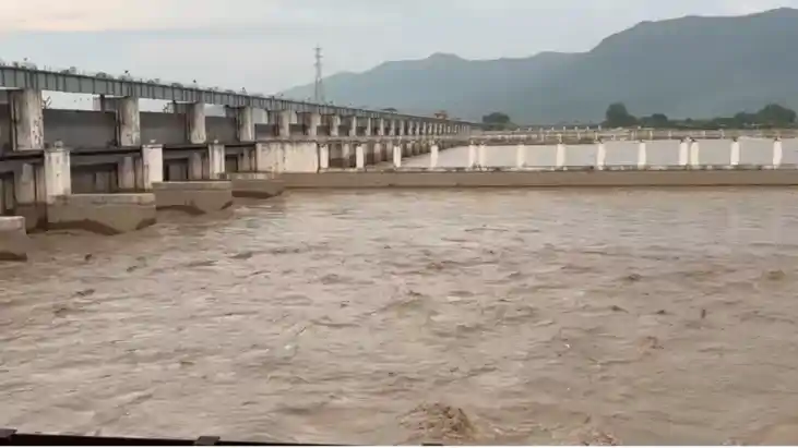 Bihar News : गंडक बैराज से 1.83 लाख क्यूसेक पानी किया गया डि Bihar News : गंडक बैराज से 1.83 लाख क्यूसेक पानी किया गया डि