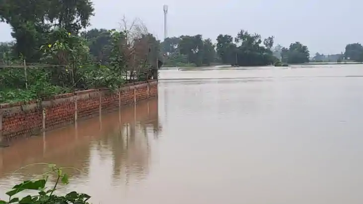 Bihar News : कैमूर में दुर्गावती नदी के उफान से कई गांवों मे