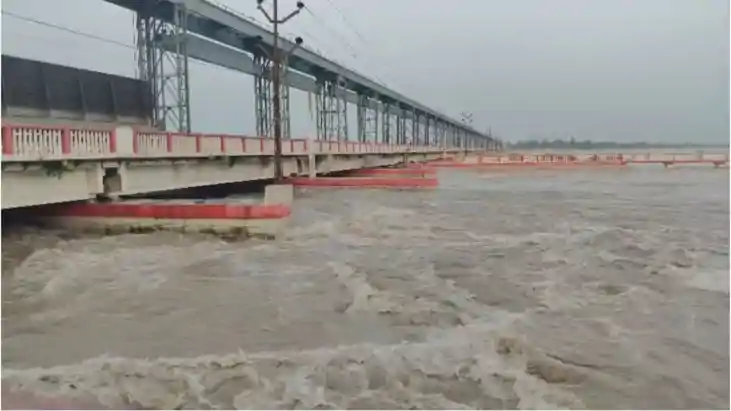 कोसी नदी के जलस्तर में उफान: बराज से डिस्चार्ज 2.29 लाख क्यू