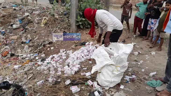 Bihar News : खगड़िया में गड्ढे में मिली एनीमिया की दवा और एलब