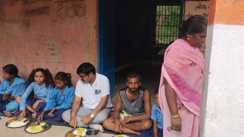 Bihar News : गयाजी में सरकारी किताबों की बिक्री मामले की BEO ने की जांच, बच्चों संग खाया मध्याह्न भोजन, HM से मांगा स्पष्टीकरण
