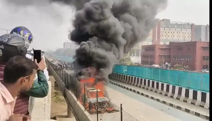 PMCH के बाहर 'द बर्निंग कार' से मचा हड़कंप, सड़क पर धू-धू कर