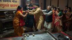 गज़ब! दूल्हा और दुल्हन पक्ष में रसगुल्ले खातिर जमकर मारपीट, थाने में दहेज के मुकदमा दर्ज 