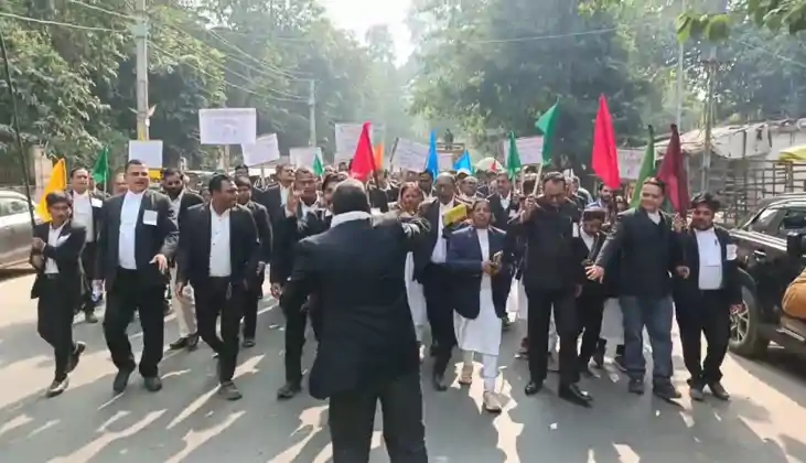 उच्च न्यायालय खंडपीठ की स्थापना की मांग तेज, सड़कों पर उतरे 