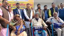 Bihar News : बड़हरा में दिव्यांगों के बीच पहुंचे जदयू नेता छोटू सिंह, 5 सौ से अधिक लाभार्थियों के बीच व्हीलचेयर और श्रवण यंत्र किया वितरण