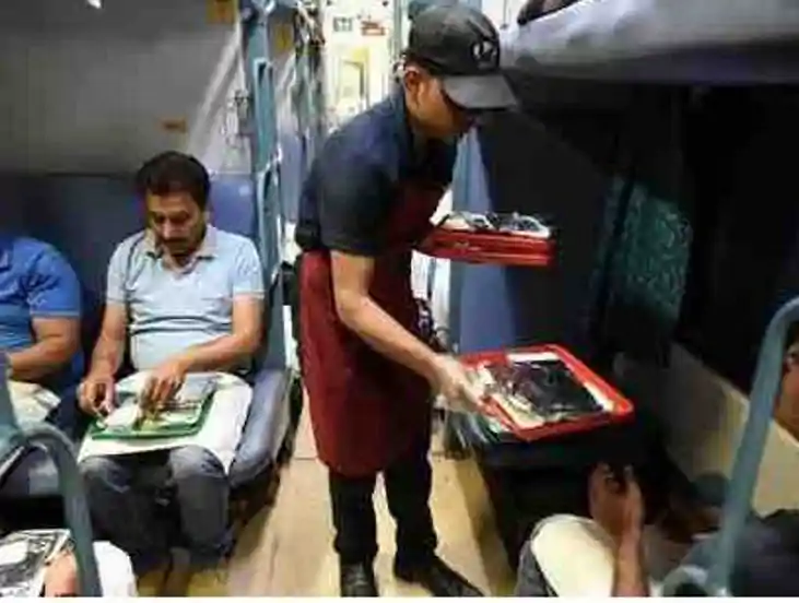 ट्रेनों में प्लास्टिक प्लेट की जगह इस खास थाली में परोसा जाए