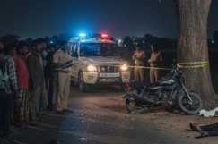 तेज रफ्तार बनी काल : अनियंत्रित बाइक पेड़ से टकराई, दो युवकों की दर्दनाक मौत; पसरा सन्नाटा