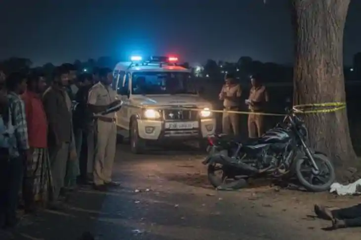 तेज रफ्तार बनी काल : अनियंत्रित बाइक पेड़ से टकराई, दो युवको