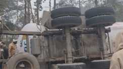 NH-28 पर हाई अलर्ट: पलटा गैस टैंकर, धमाके की आशंका के चलते 2 KM का इलाका सील