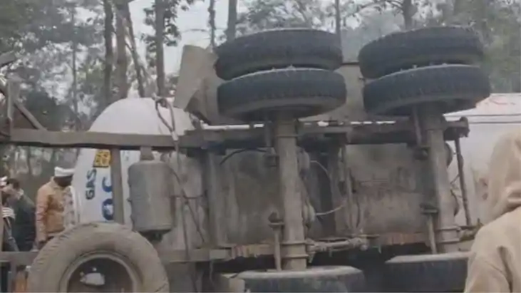 NH-28 पर हाई अलर्ट: पलटा गैस टैंकर, धमाके की आशंका के चलते 2