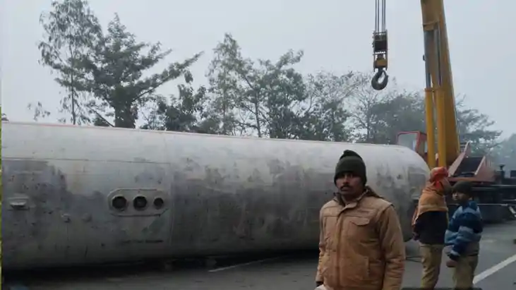 Muzaffarpur LPG Tanker Overturns Gas Leak 