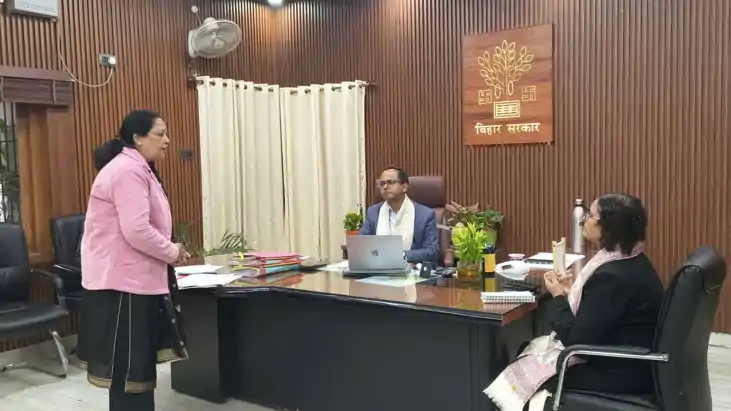 नवादा डीएम का 'ऑन द स्पॉट' अल्टीमेटम: आंगनवाड़ी और पेंशन योज