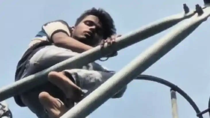 Bihar News : ‘पहले मेरी पत्नी को बुलाओ, तभी नीचे आऊंगा’, पत्