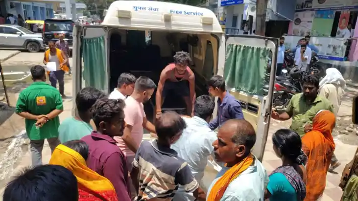 मकान निर्माण के दौरान हाई टेंशन तार की चपेट में आए तीन लोग झ