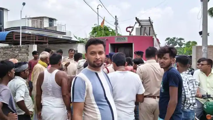 इनवर्टर में शॉर्ट सर्किट से घर में लगी भीषण आग, लाखों की संप