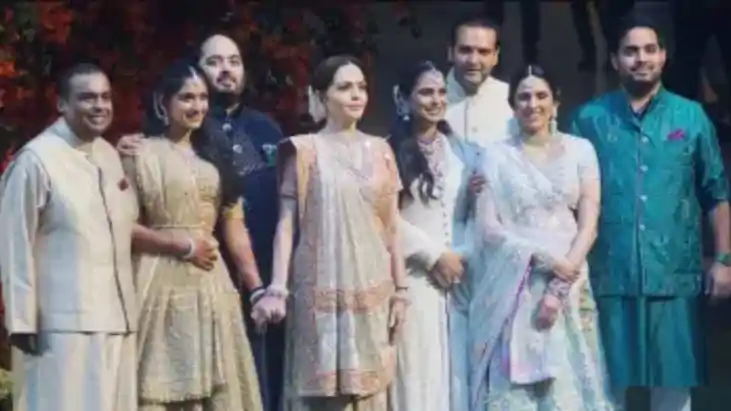 Ambani family - 2 रुपए में करें भारत के सबसे अमीर मुकेश अंबा Ambani family - 2 रुपए में करें भारत के सबसे अमीर मुकेश अंबा