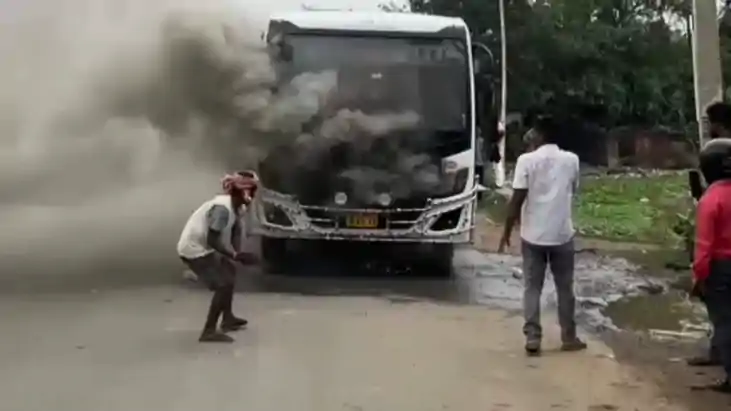 Bihar News : मुंगेर में बीच सड़क पर चलती बस में अचानक लगी आग Bihar News : मुंगेर में बीच सड़क पर चलती बस में अचानक लगी आग