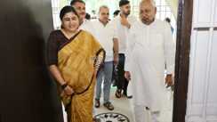 Bihar Politics:राबड़ी देवी के आवास विवाद के बीच मंत्री लेशी सिंह के घर पहुंचे नीतीश कुमार, क्या बिहार की सियासत में होने वाला है कोई बड़ा उलटफेर?