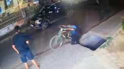 पटना में मौत का खुला द्वार: NMCH रोड पर गहरे नाले में गिरा साइकिल सवार, सीसीटीवी में कैद हुई नगर निगम की लापरवाही