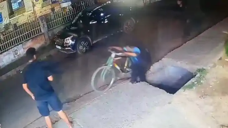 पटना में मौत का खुला द्वार: NMCH रोड पर गहरे नाले में गिरा स