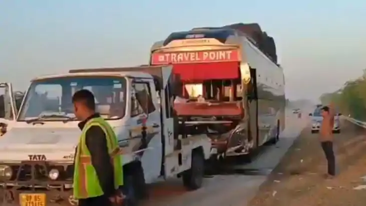 यमुना एक्सप्रेसवे पर भीषण हादसा: स्लीपर बस ने वैन को मारी टक