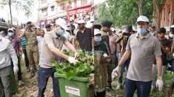 लखनदेई नदी की सफाई के लिए डीएम रिची पांडेय ने खुद उठाया फावड़ा: श्रमदान को जन आंदोलन बनाने की अपील