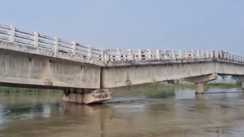 Bihar Bridge Collapse - चुनावी माहौल में धंस गया सांसद के पैतृक गांव को जोड़नेवाला नीतीश सरकार का बनवाया पुल, संवेदक को बचाने में जुटे अधिकारी