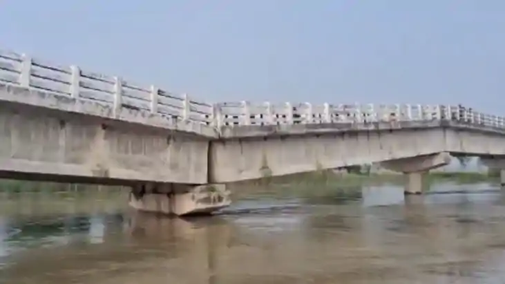 Bihar Bridge Collapse - चुनावी माहौल में धंस गया सांसद के पै