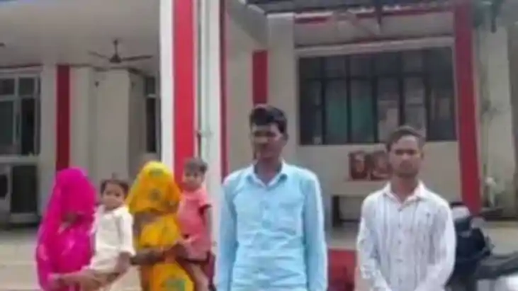बहूओं के गहने और नगदी  लेकर 35 साल के प्रेमी संग फरार हुई चा