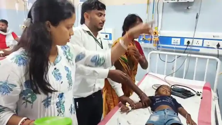 Bihar News : नालंदा में बच्ची को डसने वाले जिंदा कोबरा को डि