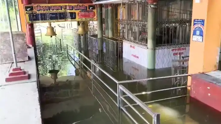 Bihar Flood : मुंगेर में मां चंडिका स्थान मंदिर परिसर में फि