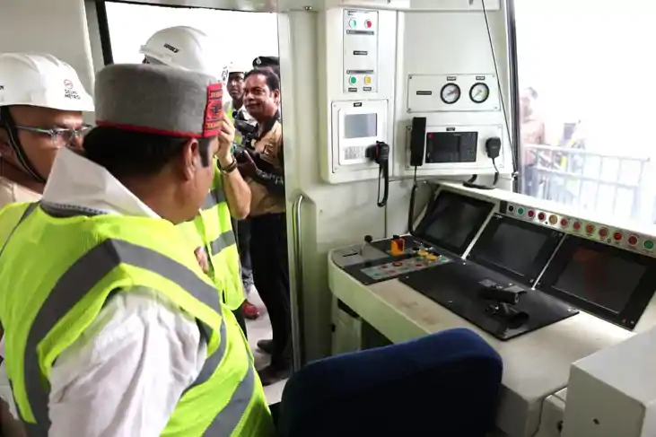 Patna metro - पटना में पहली बार पटरी पर दौड़ी मेट्रो, जल्द श Patna metro - पटना में पहली बार पटरी पर दौड़ी मेट्रो, जल्द श
