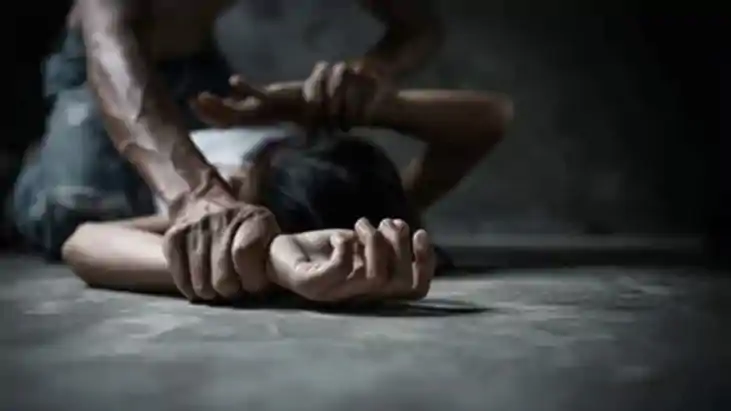 Bihar Crime - पति के सामने विवाहिता से किया गैंगरेप, चौकीदार Bihar Crime - पति के सामने विवाहिता से किया गैंगरेप, चौकीदार