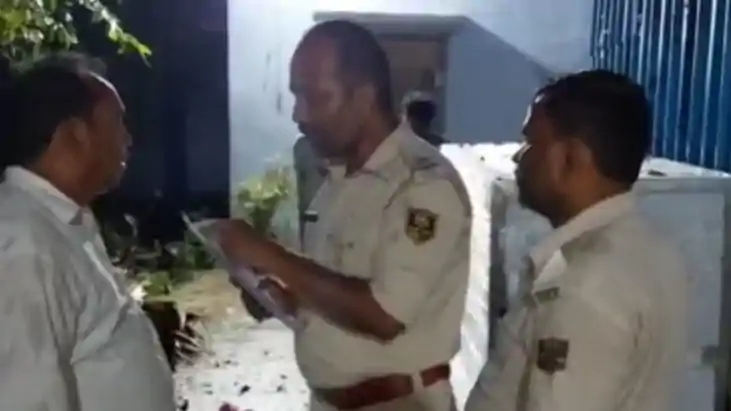 नाबालिग का फंदे से लटका मिला शव, मचा हड़कंप गांव के ही युवक प नाबालिग का फंदे से लटका मिला शव, मचा हड़कंप गांव के ही युवक प