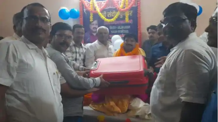Bihar news - मनरेगा अधिकारी की विदाई समारोह में खूब छलका गए Bihar news - मनरेगा अधिकारी की विदाई समारोह में खूब छलका गए
