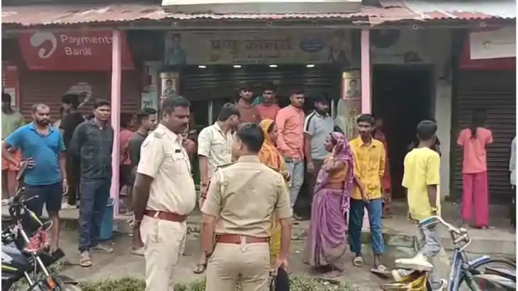 थाने से महज चंद कदम पर स्थित ज्वेलरी दुकान को चोरो ने बनाया 