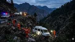 कुल्लू के बंजार में भीषण सड़क हादसा, खाई में गिरी पर्यटकों की ट्रैवलर; जलोड़ी जोत से लौटते वक्त हुआ हादसा