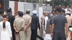 Bihar News : भितिहरवा गांधी आश्रम पहुंचे उपराष्ट्रपति सीपी राधाकृष्णन, जीविका दीदियों के हुनर को सराहा